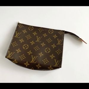 LOUIS VUITTON TOILETRY 19
